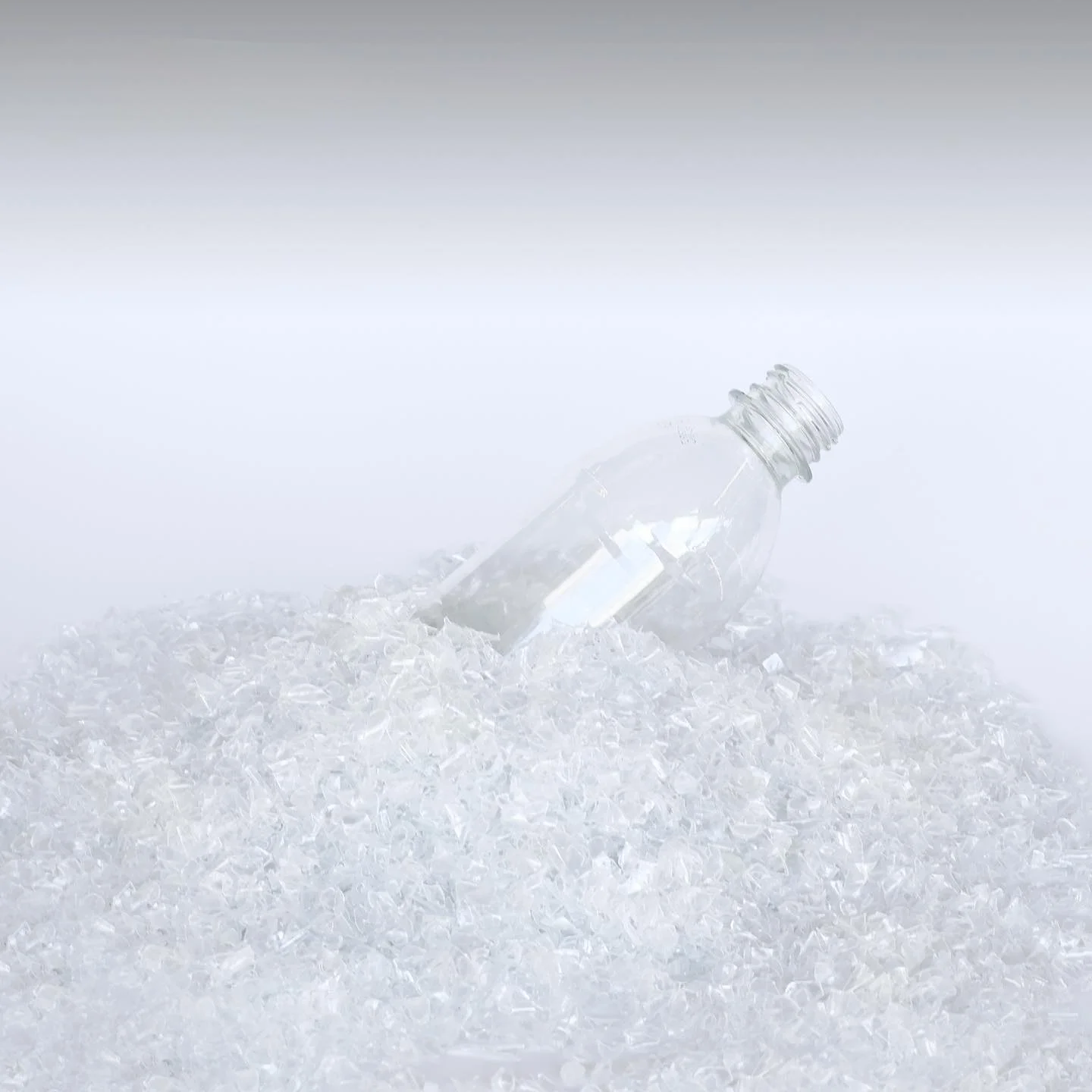 Clean recycled plastic flakes